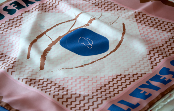 Pañuelo de seda All eyes on me silk scarf